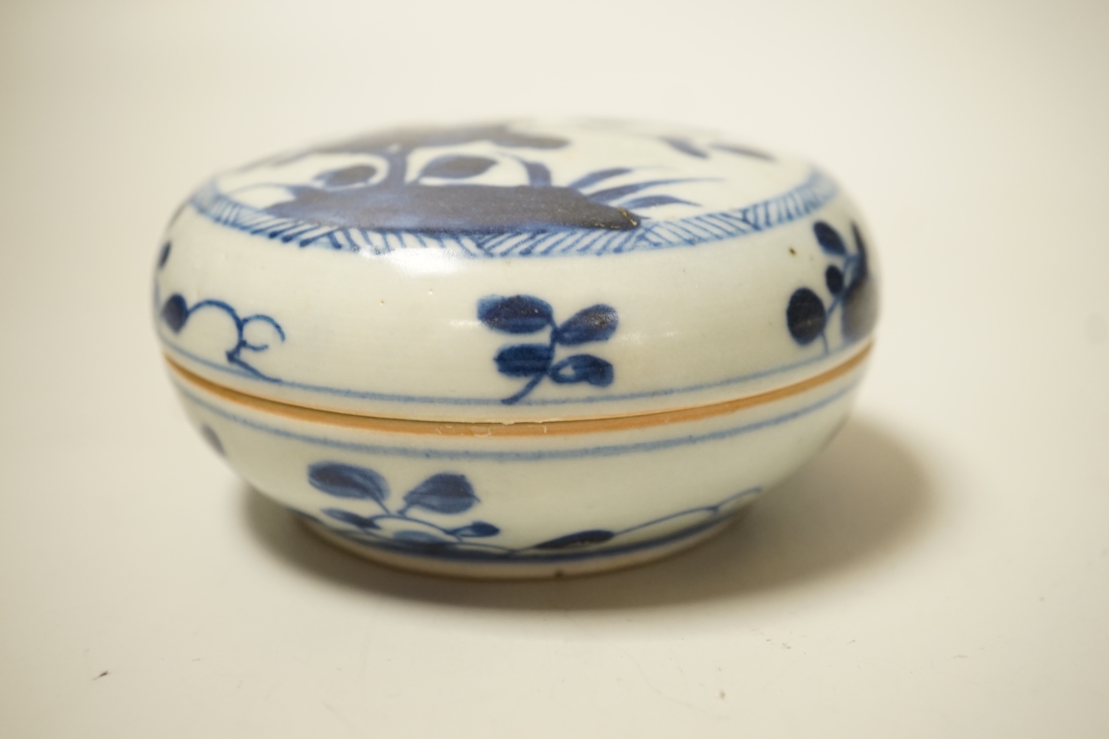 A Chinese bowl and cover - shipwreck Ca Mau, early 18th century, 10cm diameter